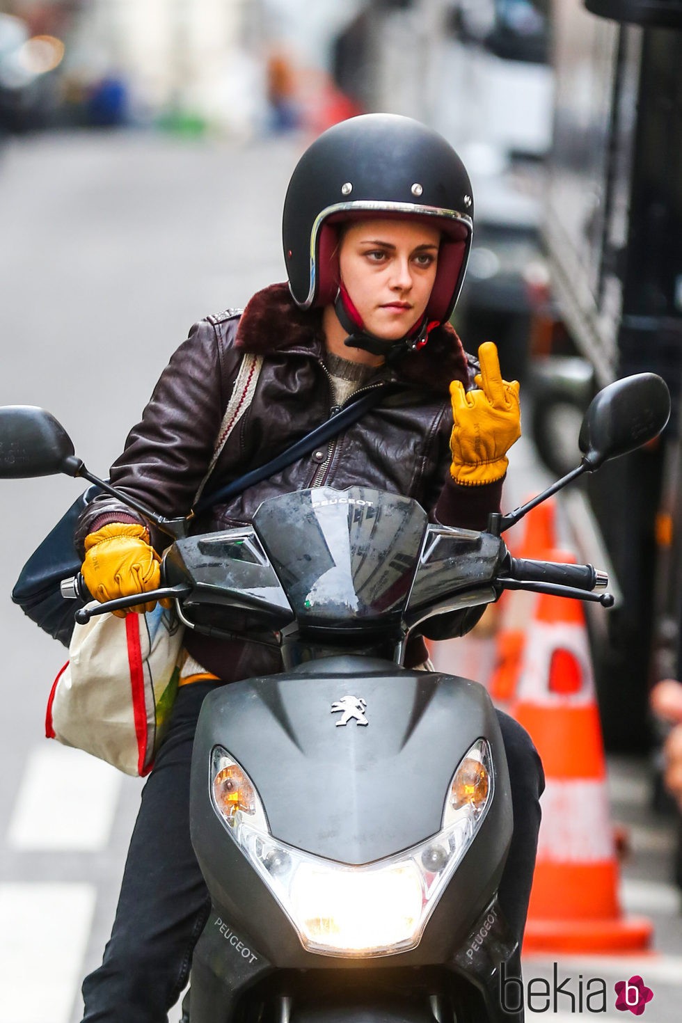 Kristen Stewart haciendo una peineta en el rodaje de 'Personal Shopper' en París