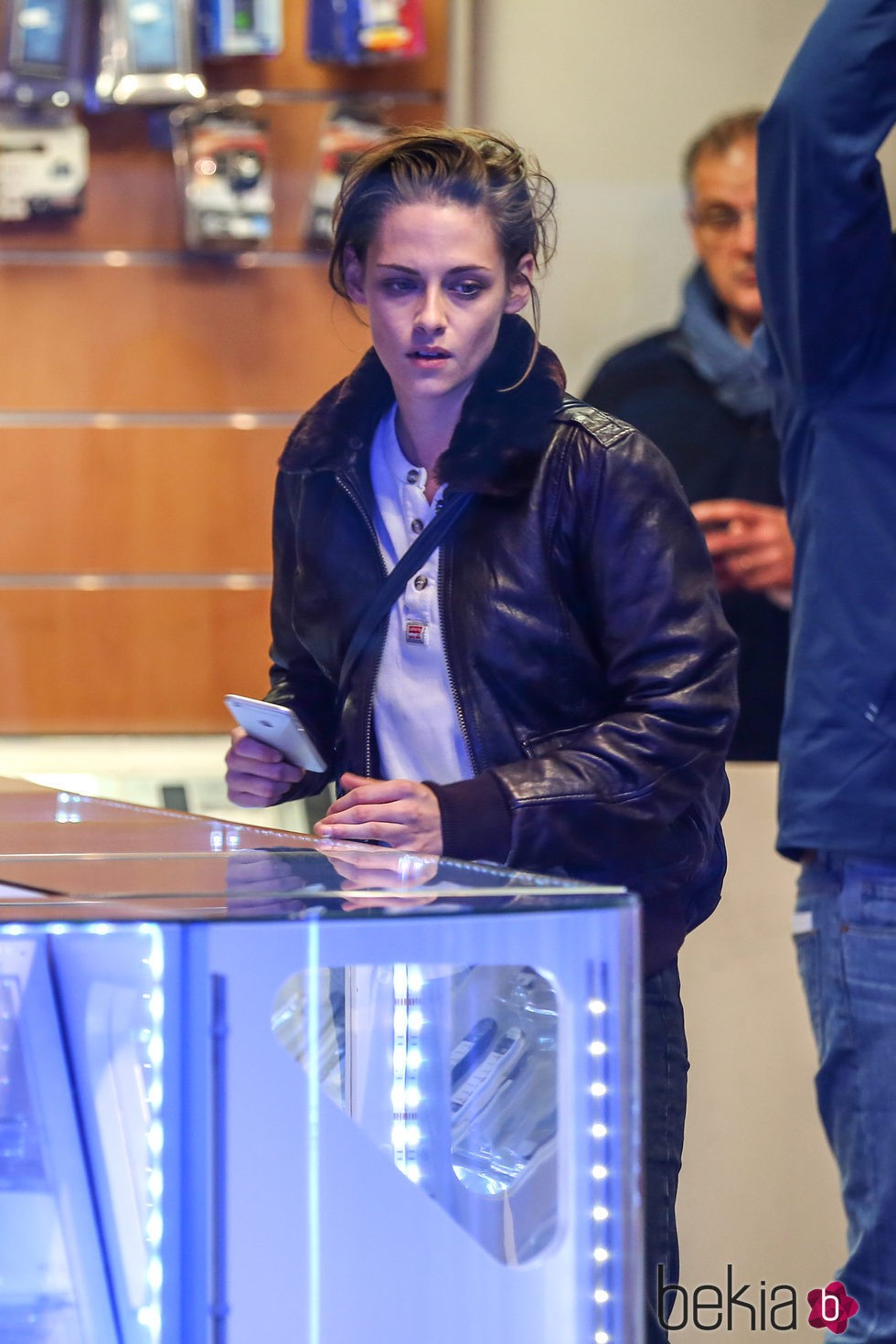 Kristen Stewart agotada en el rodaje de 'Personal Shopper' en París