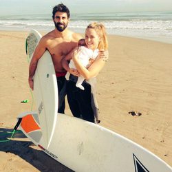 Yoli y Jonathan de 'GH 15' disfrutan de un día de surf con su hija Valeria