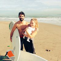 Yoli y Jonathan de 'GH 15' disfrutan de un día de surf con su hija Valeria