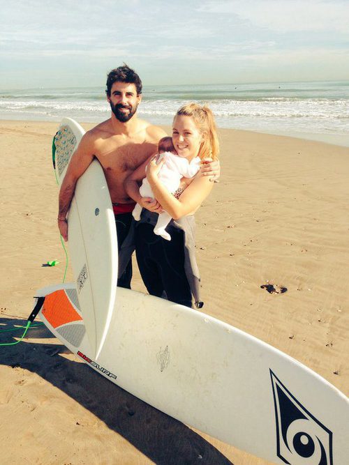 Yoli y Jonathan de 'GH 15' disfrutan de un día de surf con su hija Valeria