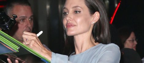 Angelina Jolie firma autógrafos en el estreno de 'By The Sea' en Nueva York