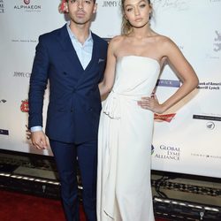 Gigi Hadid y Joe Jonas en la gala Alliance