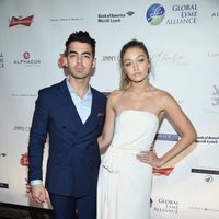 Gigi Hadid y Joe Jonas en la gala Alliance