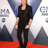 Keith Urban en la alfombra roja de los CMA Awards 2015