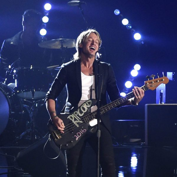 Keith Urban actuando en los CMA Awards 2015 Ceremonia de entrega de