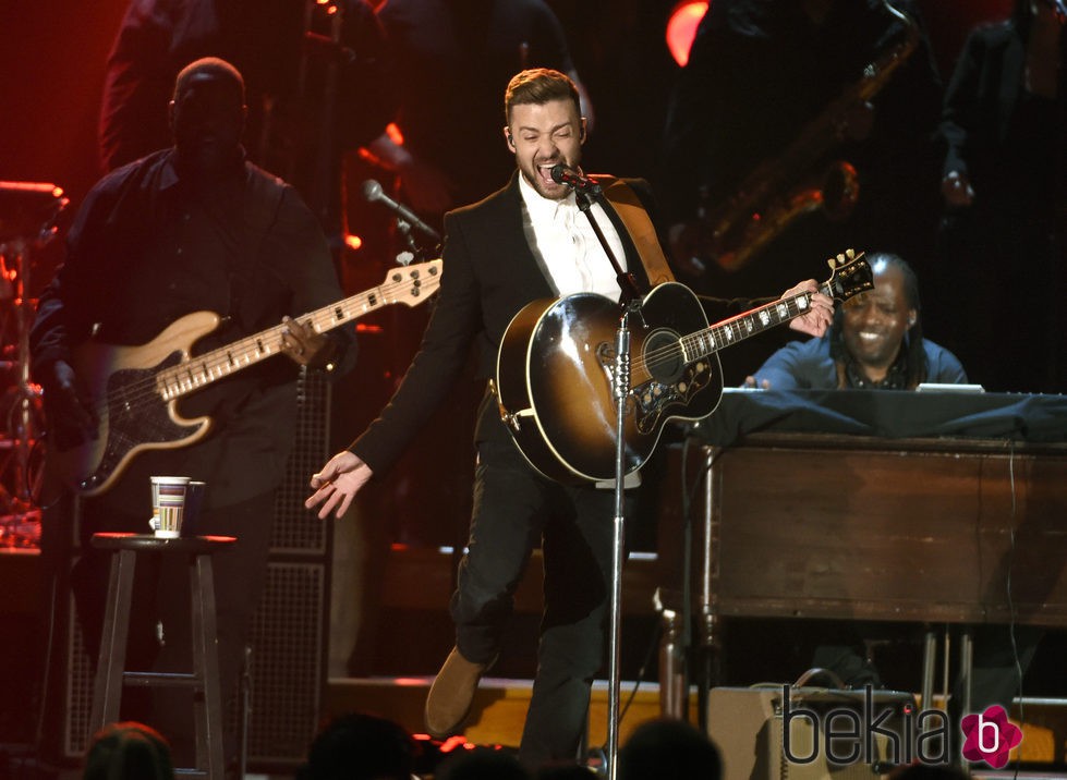Justin Timberlake actuando en los CMA Awards 2015