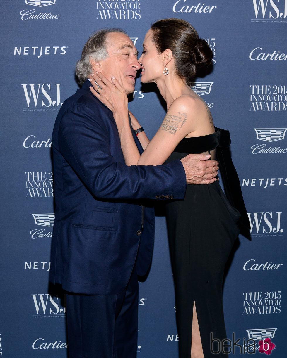 Angelina Jolie y Robert De Niro se saludan en los WSJ Innovator Awards 2015
