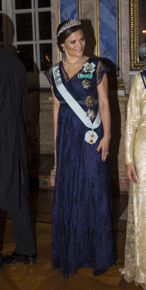 Victoria de Suecia luce embarazo en la cena de gala al presidente de Túnez