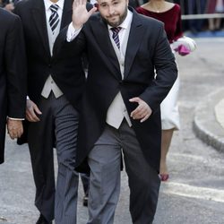 Kiko Rivera saludando a su llegada a la boda de Eva González y Cayetano Rivera
