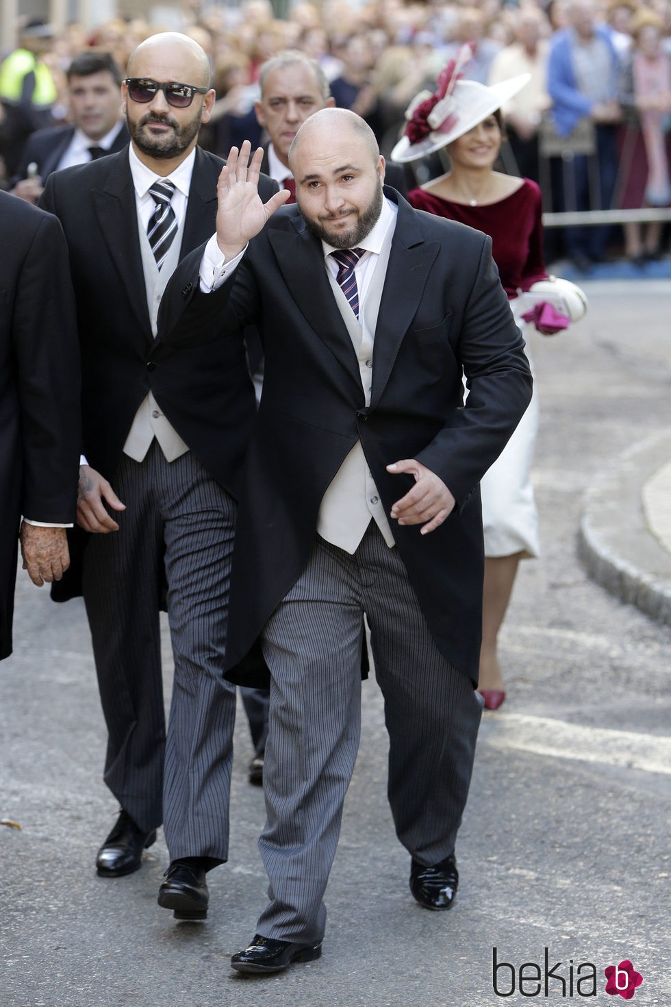 Kiko Rivera saludando a su llegada a la boda de Eva González y Cayetano Rivera