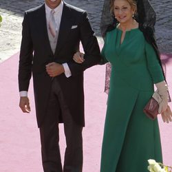 Cayetano Rivera con la madrina Encarna Fernández a su llegada a su boda con Eva González