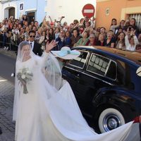 Eva González saludando a sus vecinos a su llegada a su boda con Cayetano Rivera
