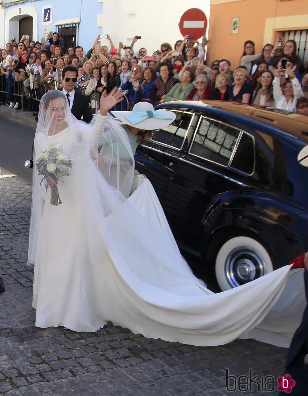 Eva González saludando a sus vecinos a su llegada a su boda con Cayetano Rivera