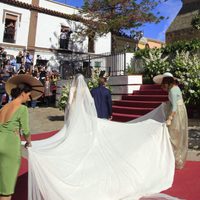 Espalda del vestido de novia de Eva González a su llegada a la Iglesia