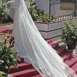 Eva González con un vestido de novia con una larguísima cola