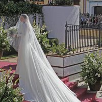 Eva González con un vestido de novia con una larguísima cola