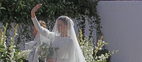 Eva González saludando antes de entrar a la Iglesia para casarse con Cayetano Rivera