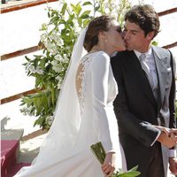 Eva González y Cayetano Rivera se besan tras su boda