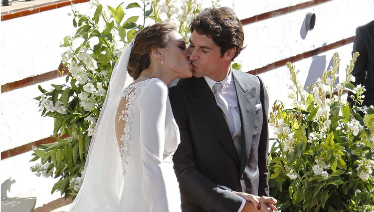 Eva González y Cayetano Rivera se besan tras su boda