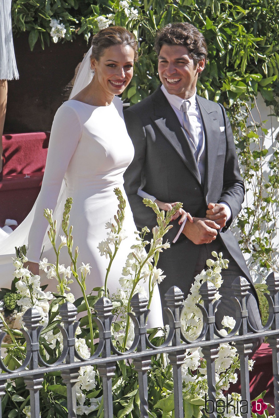 Eva González y Cayetano Rivera saliendo de la iglesia tras su boda