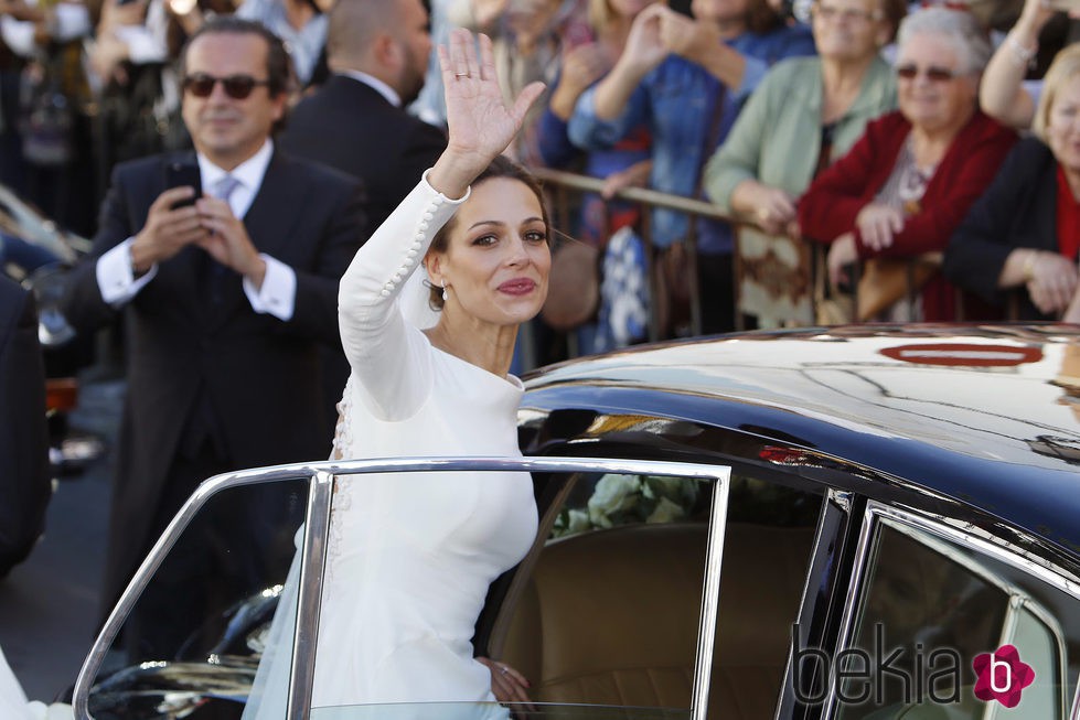 Eva González saludando antes de entrar al coche tras su boda con Cayetano Rivera