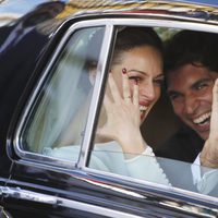 Eva González y Cayetano Rivera muy felices en el coche tras su boda