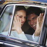 Eva González y Cayetano Rivera muy felices en el coche tras su boda