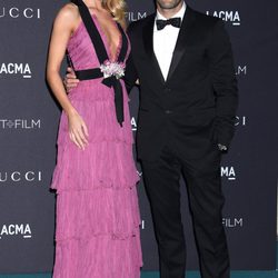 Rosie Huntington-Whiteley y Jason Statham en la Gala LACMA 2015