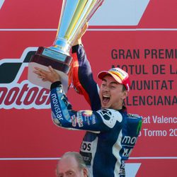 Jorge Lorenzo celebra su victoria en Valencia como campeón del mundo de MotoGP