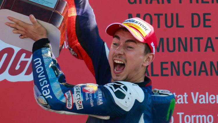 Jorge Lorenzo celebra su victoria en Valencia como campeón del mundo de MotoGP