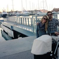 Yoli y Jonathan de 'GH 15' en el puerto de Valencia con su hija Valeria