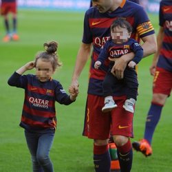 Andrés Iniesta con sus hijos Valeria y Paolo Andrea por primera vez juntos en el Camp Nou