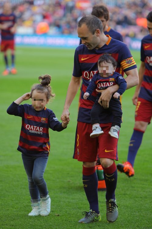 Andrés Iniesta con sus hijos Valeria y Paolo Andrea por primera vez juntos en el Camp Nou
