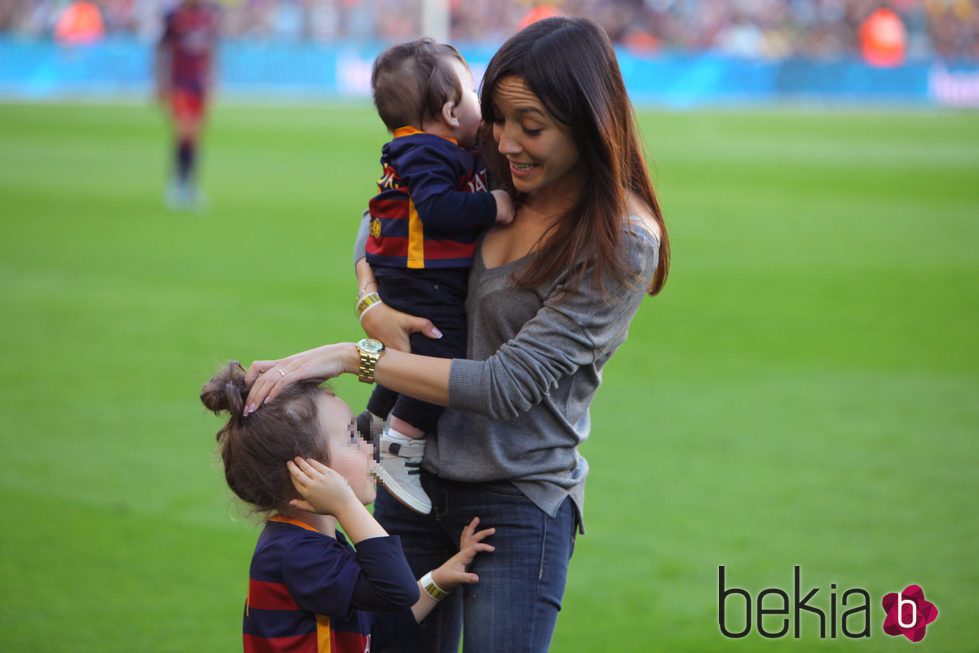 Anna Ortiz y Valeria Iniesta llevan por primera vez a Paolo Andrea al Camp Nou