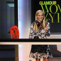 Reese Whiterspoon con su galardón en los premios Glamour Mujer del Año 2015