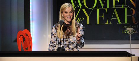 Reese Whiterspoon con su galardón en los premios Glamour Mujer del Año 2015