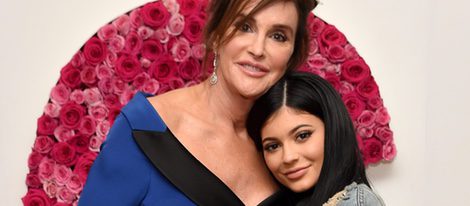 Caitlyn Jenner con su hija Kylie Jenner en los premios Glamour Mujer del Año 2015