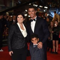 Cristiano Ronaldo y su familia en el estreno de su documental