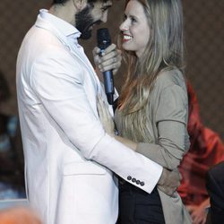 Álex García y Manuela Vellés, muy sonrientes