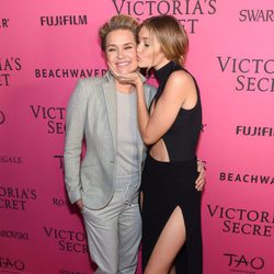Gigi Hadid besando a su madre Yolanda Foster en el Victoria's Secret Fashion Show 2015