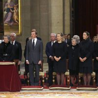 La viuda y los hijos del Infante Carlos en su funeral