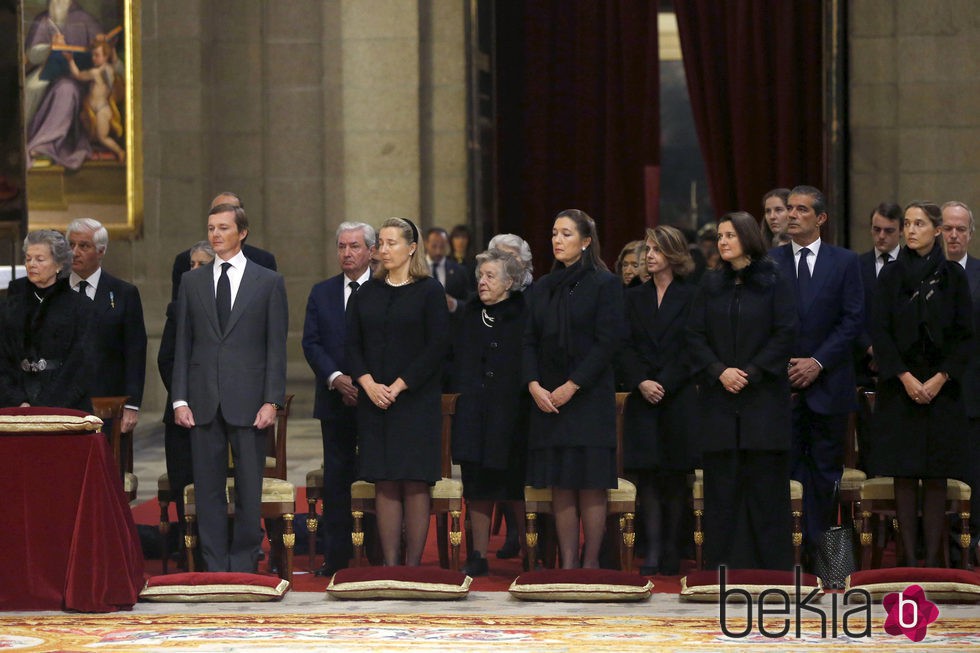 La viuda y los hijos del Infante Carlos en su funeral