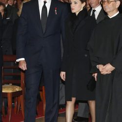Los Reyes Felipe y Letizia en el funeral del Infante Carlos