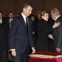Los Reyes Felipe y Letizia saludan a los Reyes Juan Carlos y Sofía en el funeral del Infante Carlos