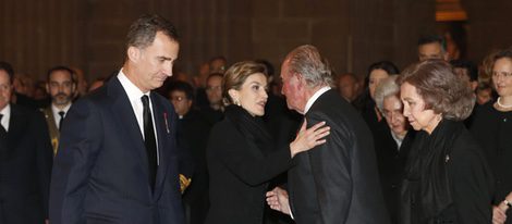 Los Reyes Felipe y Letizia saludan a los Reyes Juan Carlos y Sofía en el funeral del Infante Carlos