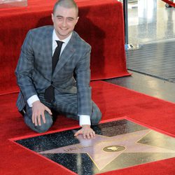 Daniel Radcliffe con su estrella en el Paseo de la Fama de Hollywood