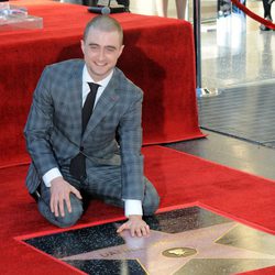 Daniel Radcliffe con su estrella en el Paseo de la Fama de Hollywood