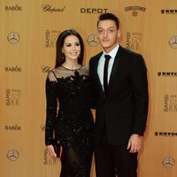 Mesut Ozil y Mandy Capristo en los Premios Bambi 2015