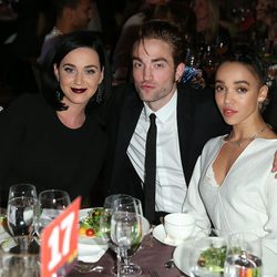 Katy Perry junto a Robert Pattinson y la cantante FKA twigs en la gala GO Campaign 2015